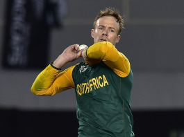 AB de Villiers bowling