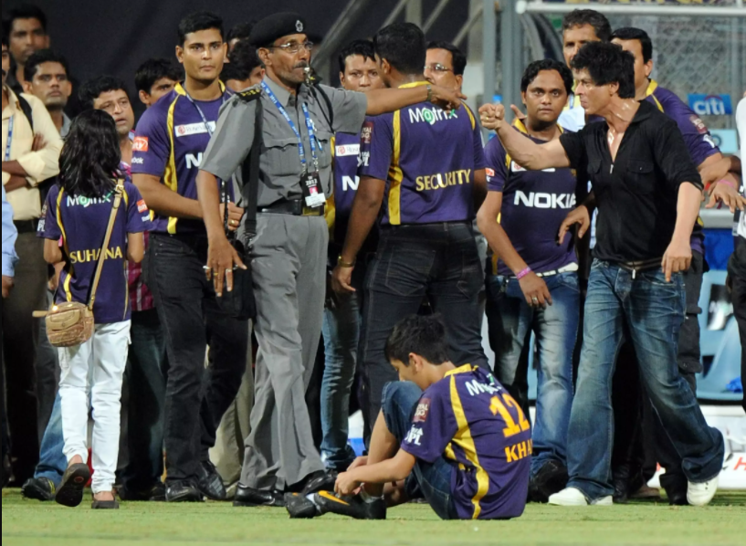 ShahRukh Khan verbal fight with security guard in Wankhede Stadium