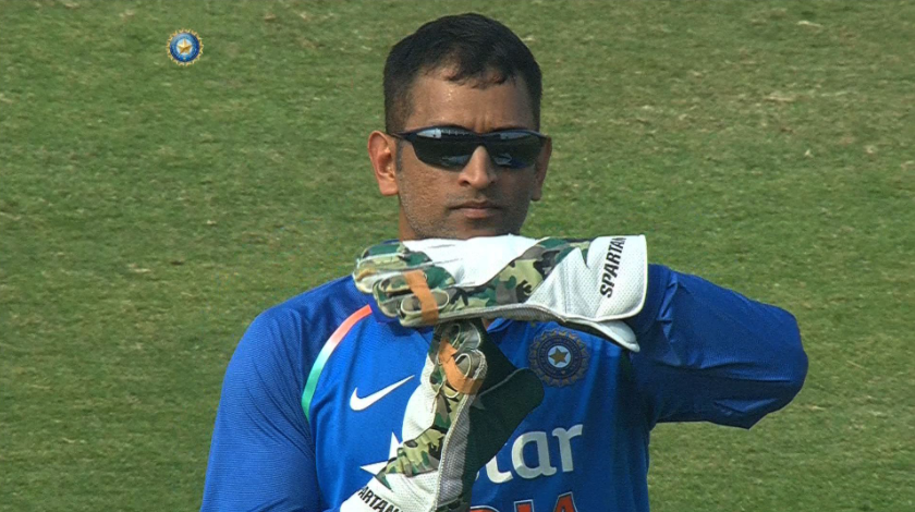 Dhoni calling for DRS