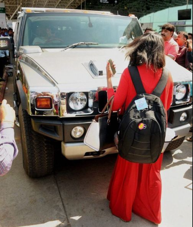 MS Dhoni owns the famous Hummer H2