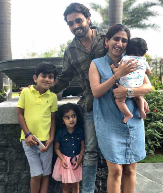 Murali Vijay along with his Wife Nikita Vijay and their three childrens